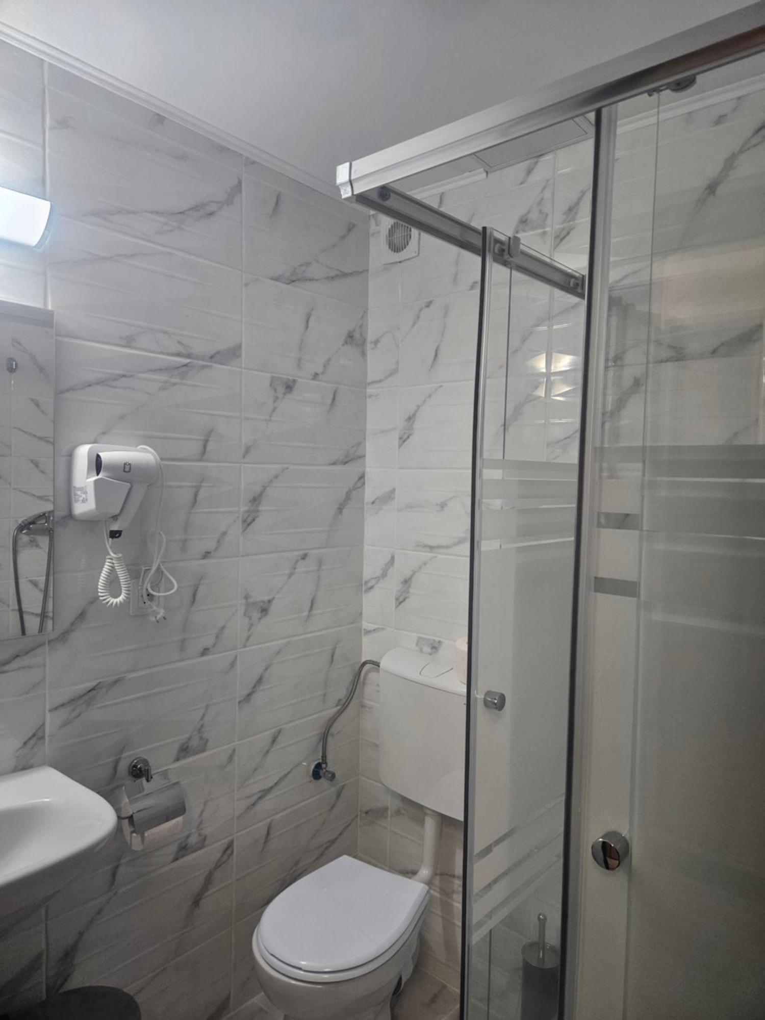 Hotel Marina 2 Bükreş Dış mekan fotoğraf